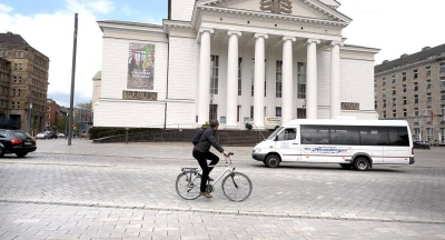  Gegenseitige Rücksichtnahme ist auf dem Platz vor dem Theater geboten. Der Autoverkehr ist hier eindeutig rückläufig.  